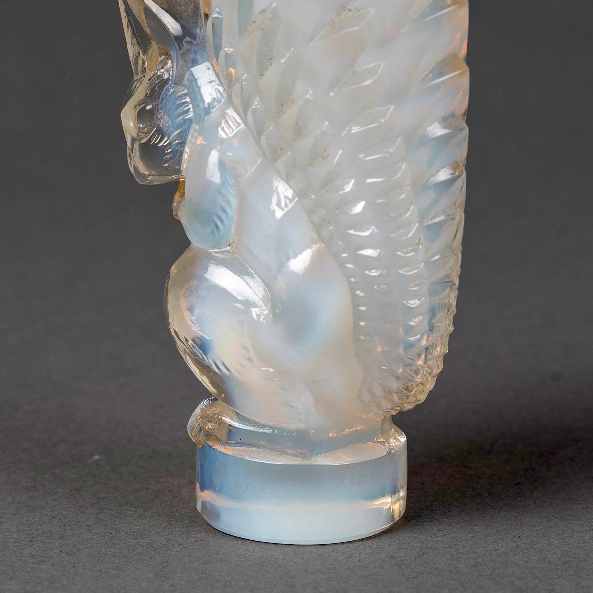 Metà XX secolo 1931 Rene Lalique Timbro Sigillo Ecureuil Scoiattolo Vetro Opalescente in vendita