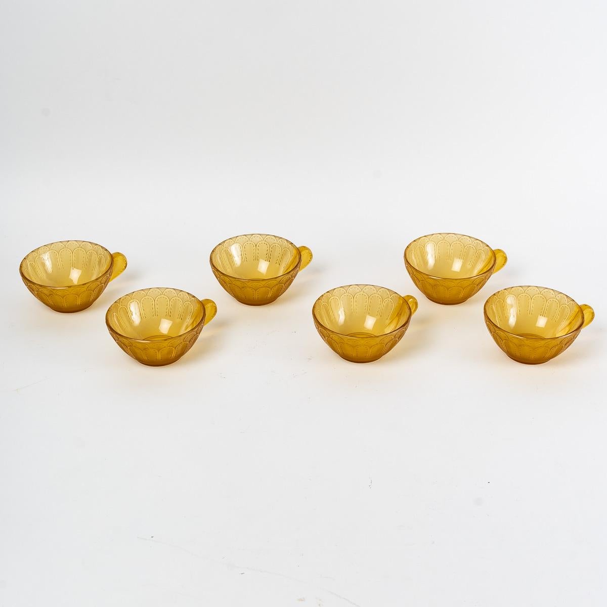 French 1931 René Lalique - Set Jaffa Yellow Amber Glass - 6 Cups + 1 Tray For Sale