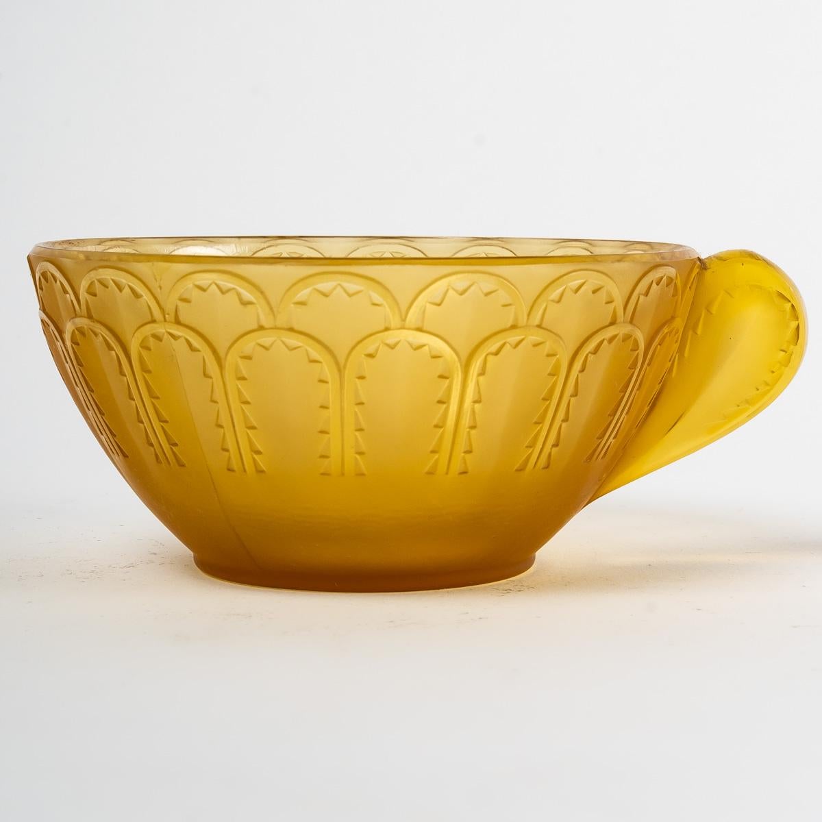 Molded 1931 René Lalique - Set Jaffa Yellow Amber Glass - 6 Cups + 1 Tray For Sale