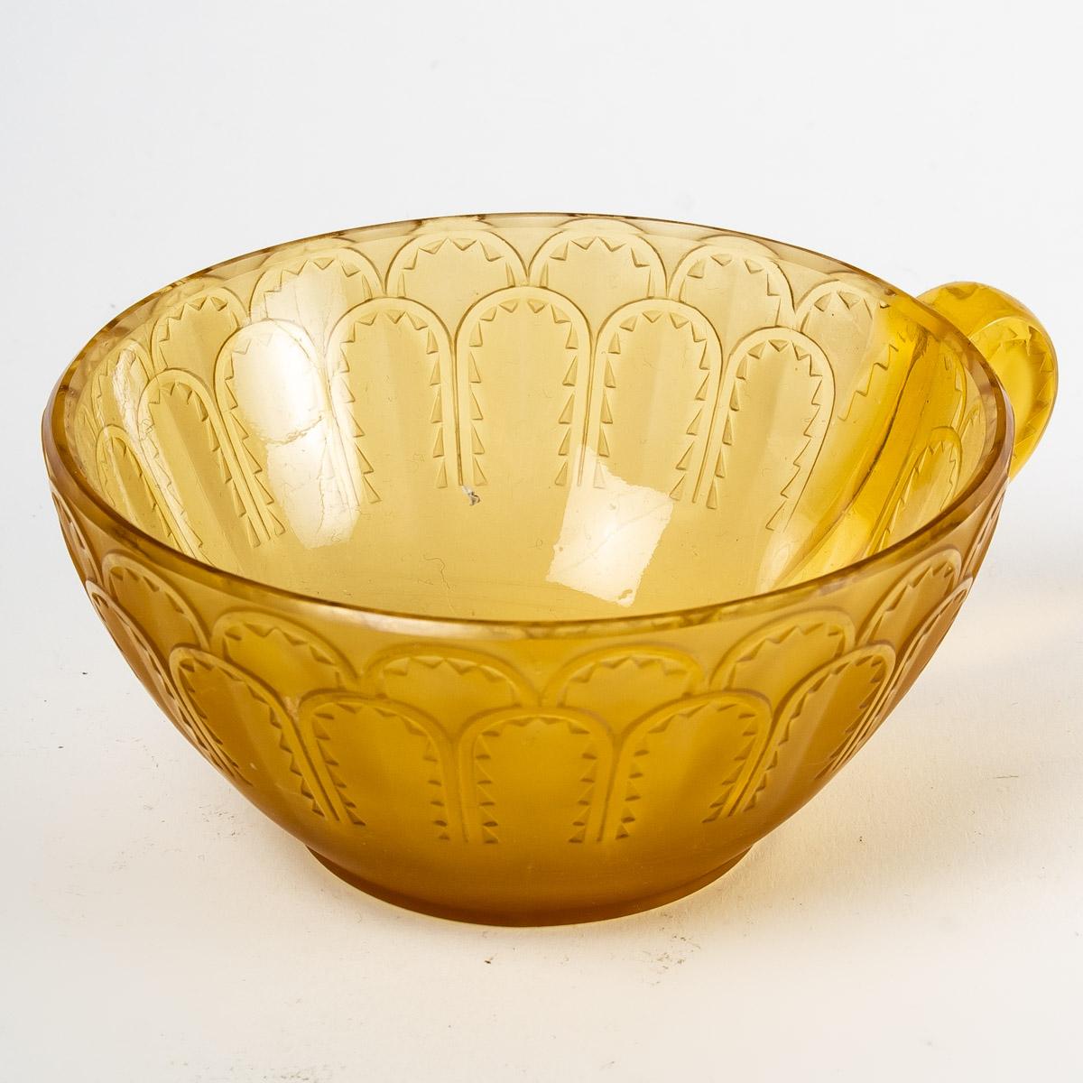 1931 René Lalique - Set Jaffa Yellow Amber Glass - 6 Cups + 1 Tray In Good Condition For Sale In Boulogne Billancourt, FR