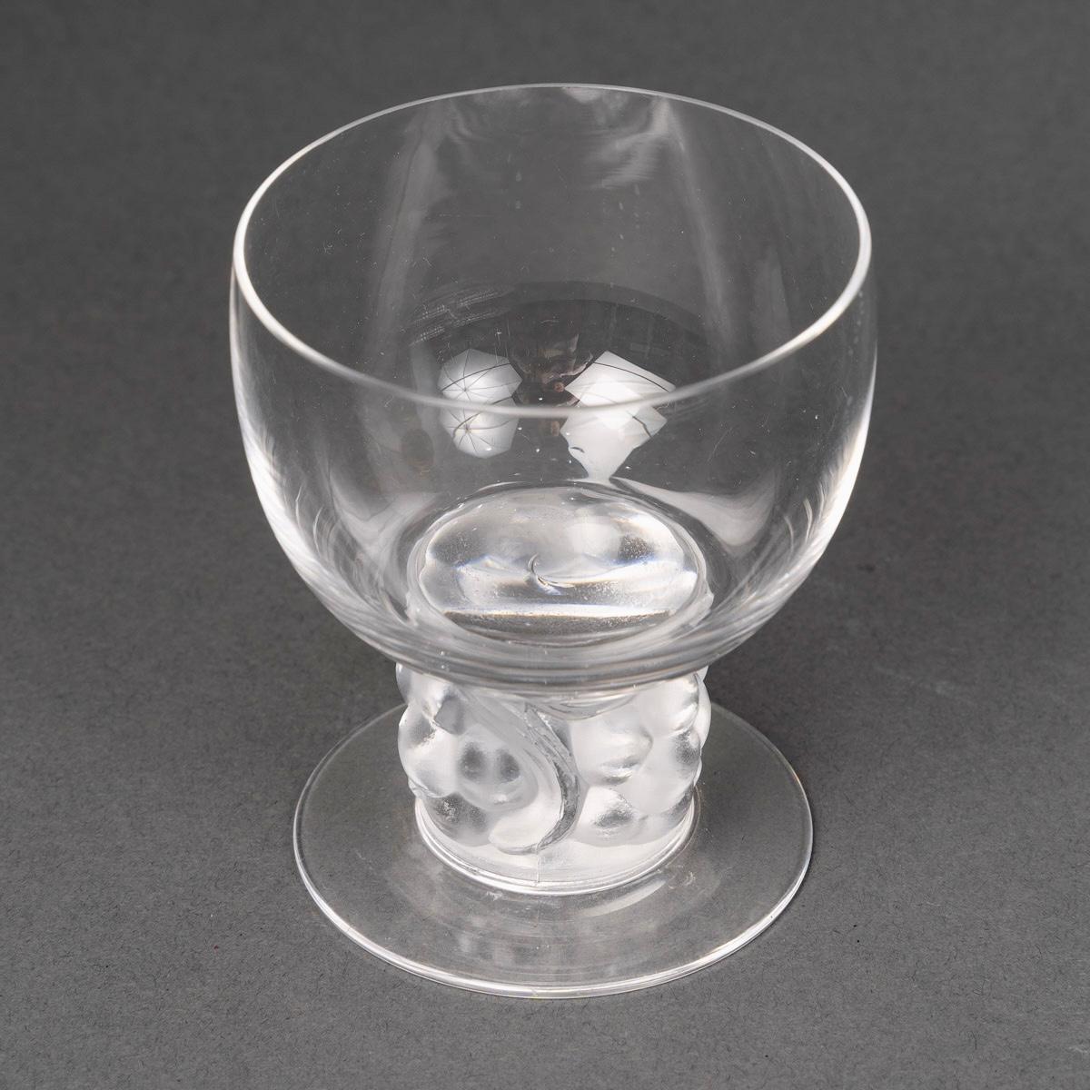 1931 Rene Lalique Set of Thomery 6 Glasses, Tray and Decanter In Good Condition For Sale In Boulogne Billancourt, FR
