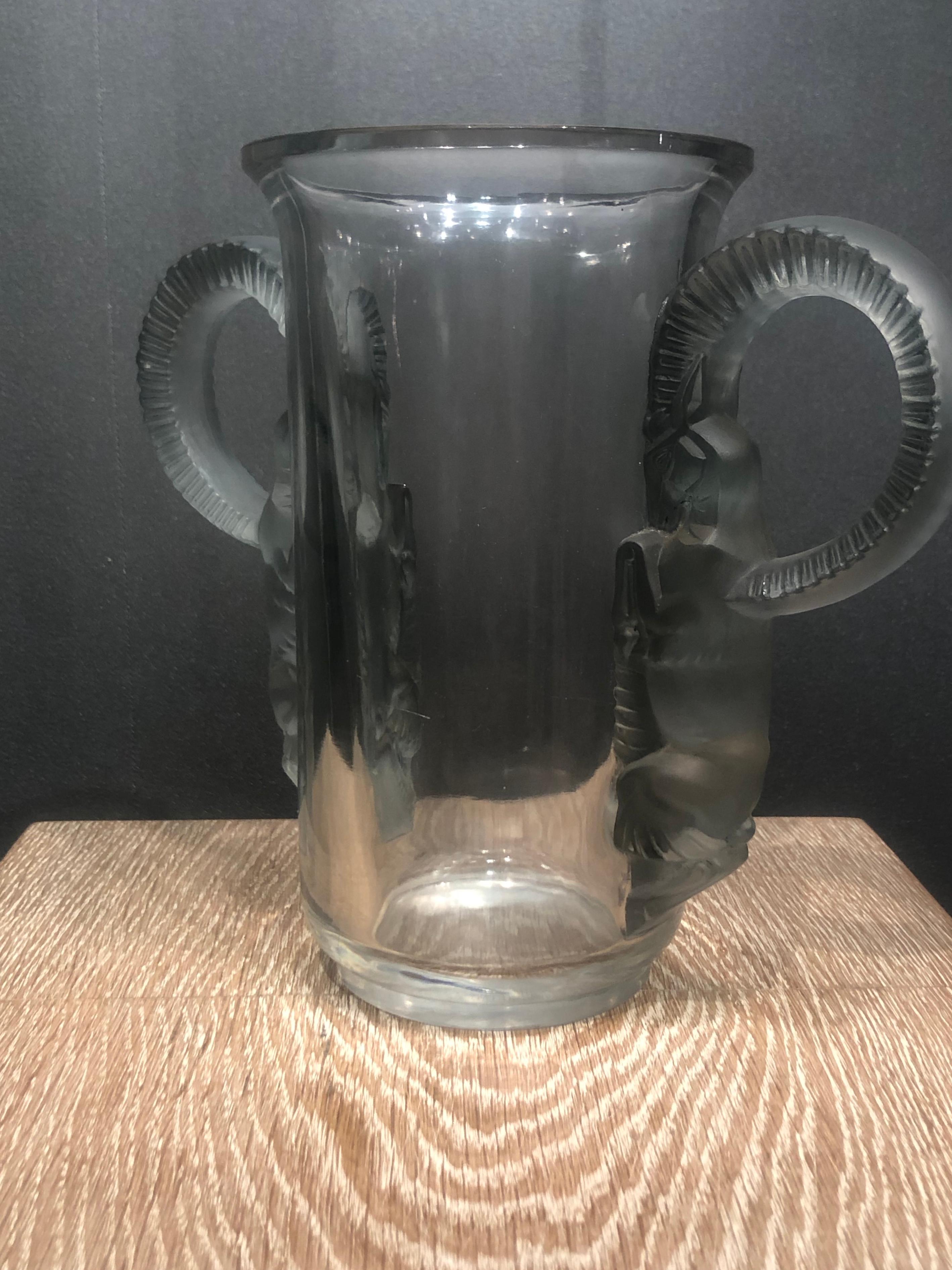 1931 René Lalique Thibet Tibet Vase in Clear Glass with Green Stain, Rams In Good Condition In Boulogne Billancourt, FR