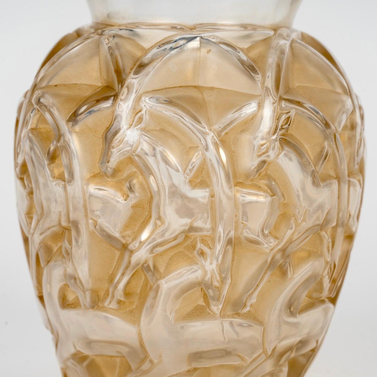 1931 René Lalique Vase Sämisch Glas mit Sepia Patina (Französisch) im Angebot