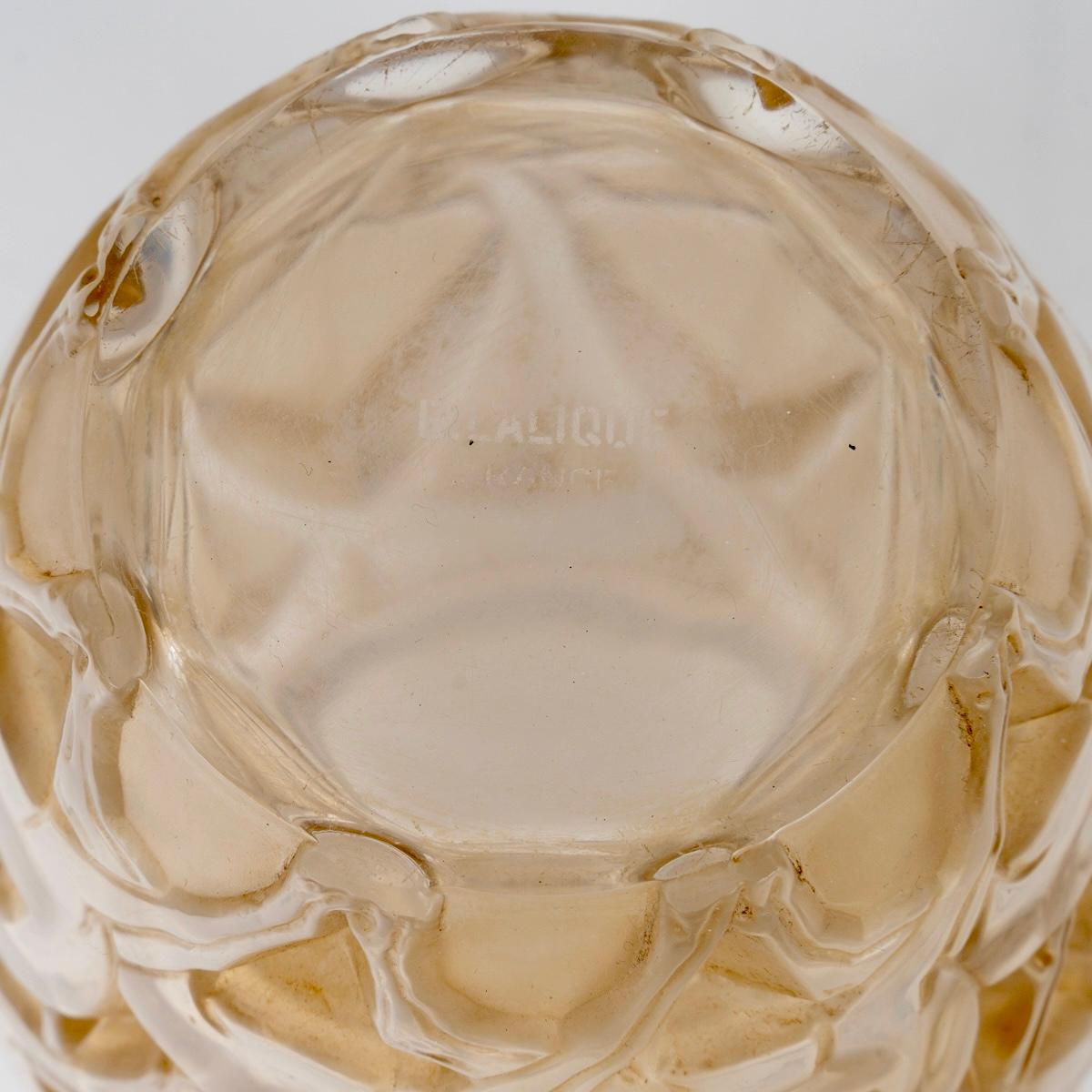 1931 René Lalique Vase Sämisch Glas mit Sepia Patina (Geformt) im Angebot