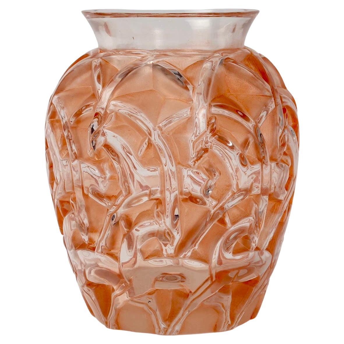 1931 René Lalique Vase en verre chamois avec patine rose sépia