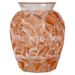 1931 René Lalique Vase en verre chamois avec patine rose sépia