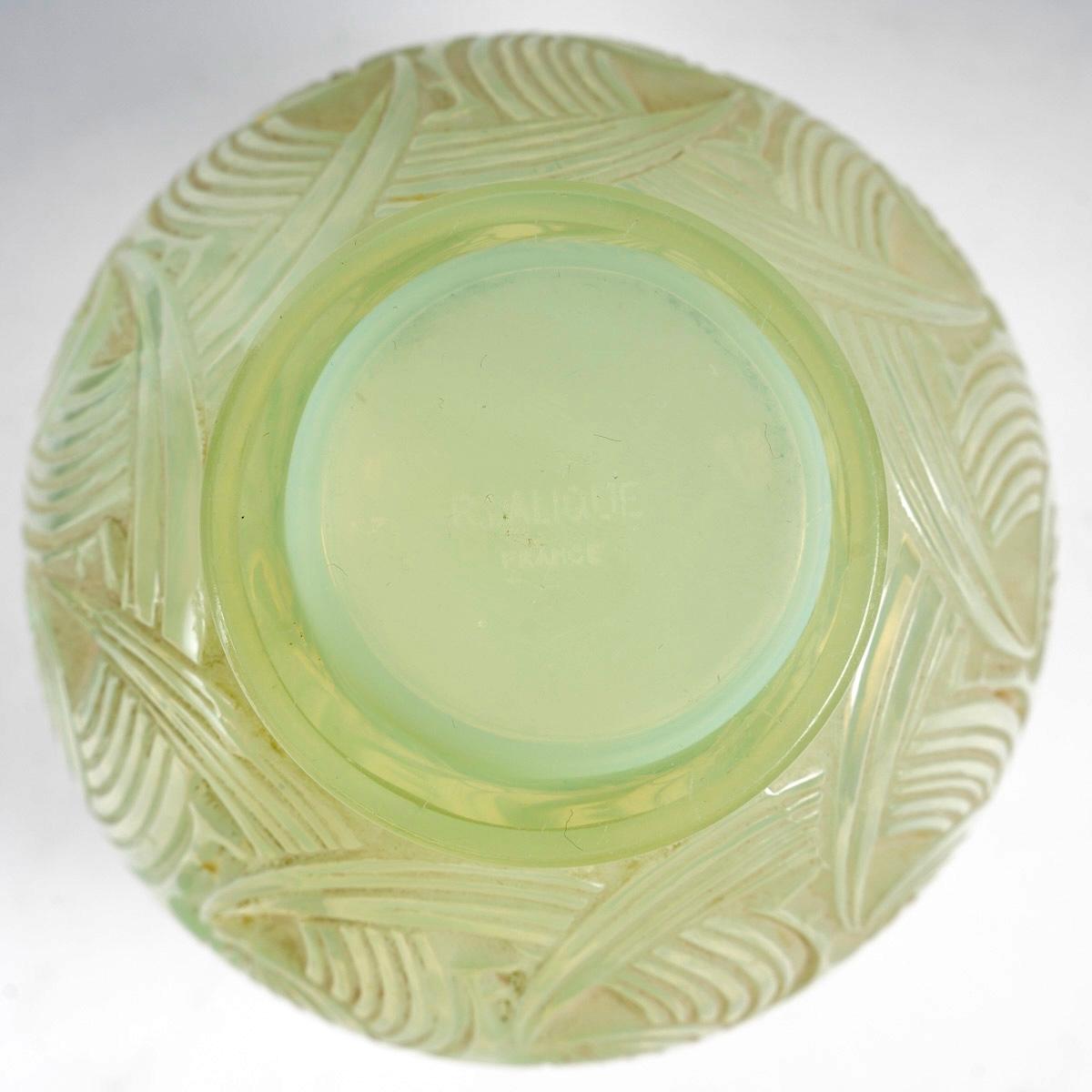 Moulé 1931 René Lalique, Vase Le Mans Verre ciselé vert céladon avec patine grise en vente