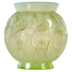 1931 René Lalique, Vase Le Mans Verre ciselé vert céladon avec patine grise