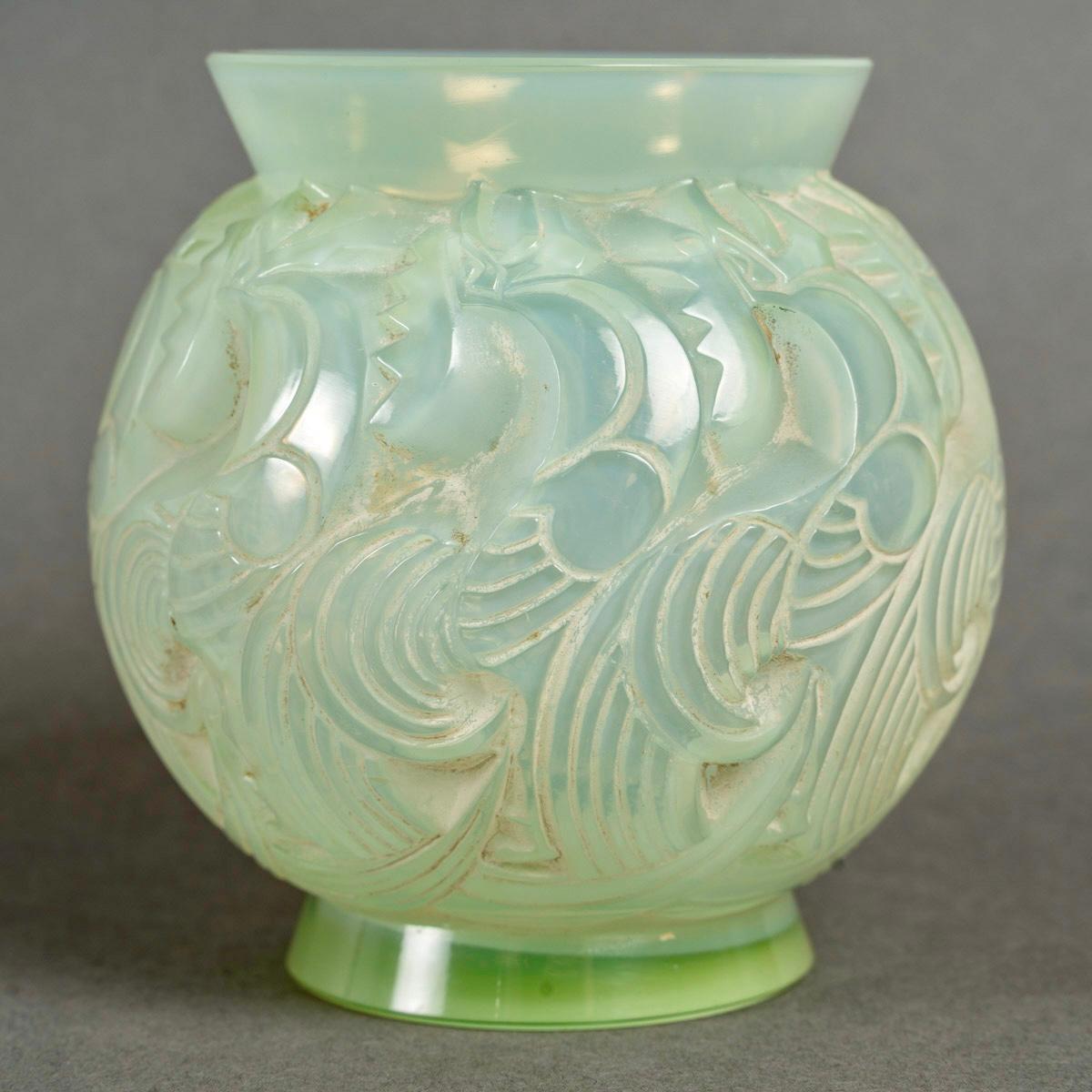 Art Deco 1931 René Lalique - Vase Le Mans Celadon Green Glass with White Patina For Sale