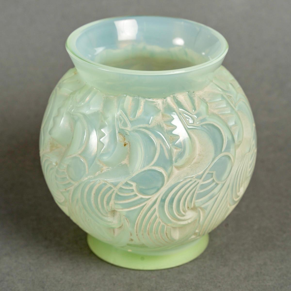 French 1931 René Lalique - Vase Le Mans Celadon Green Glass with White Patina For Sale