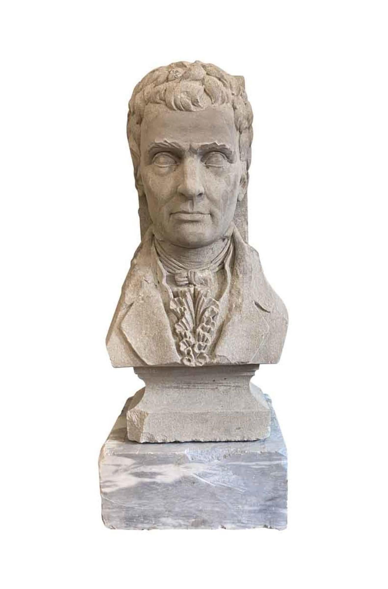 Diese stattliche, handgeschnitzte Büste aus Kalkstein aus dem Jahr 1931 stellt Robert Fulton (14. November 1765 - 25. Februar 1815) dar, einen Ingenieur und Erfinder, der vor allem für die Entwicklung des Dampfschiffs bekannt war und einen großen