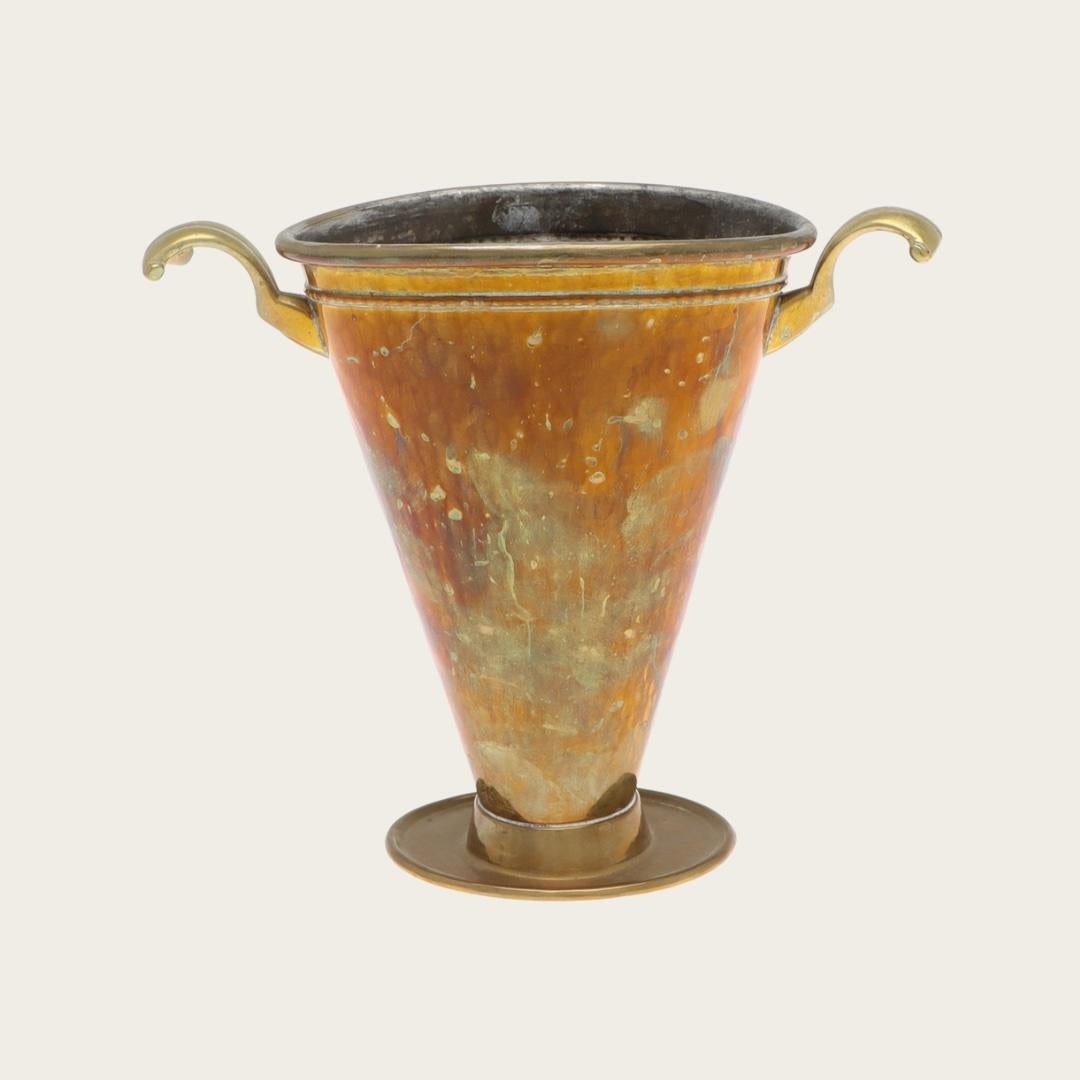 1931, Suecia. Jarrón Grace sueco con colgadores curvos decorativos y grabado de girasoles. Pátina natural debida a la edad. Marcado y fechado 