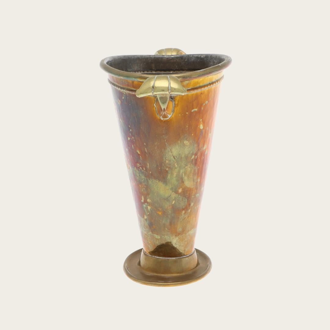 1931 Jarrón sueco Grace de latón con colgadores decorativos en Bueno estado para la venta en Brooklyn, NY