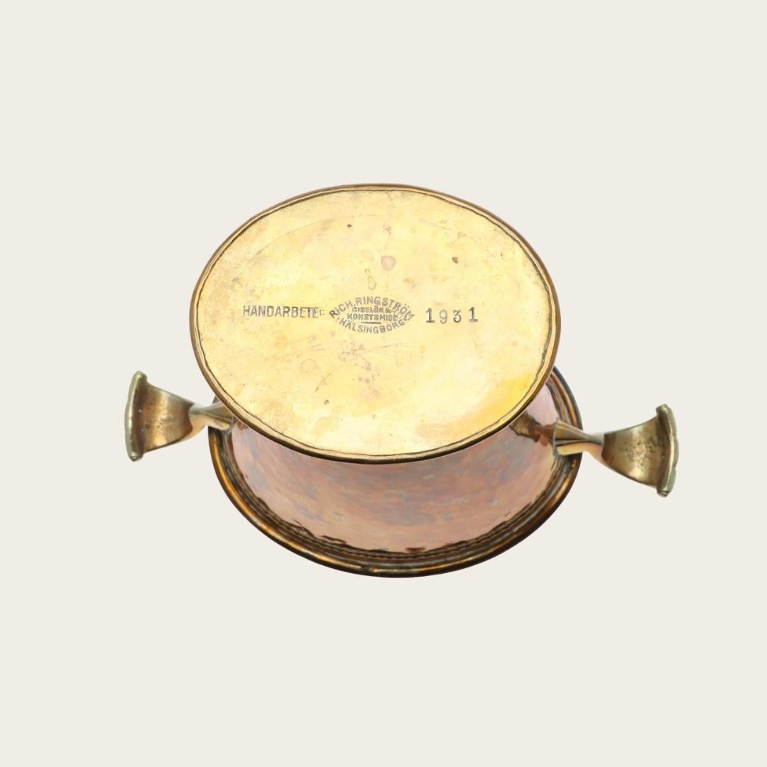 1931 Jarrón sueco Grace de latón con colgadores decorativos mediados del siglo XX en venta