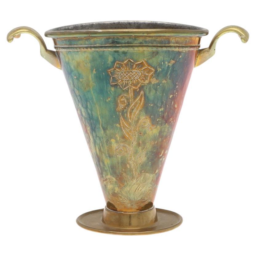 1931 Jarrón sueco Grace de latón con colgadores decorativos en venta