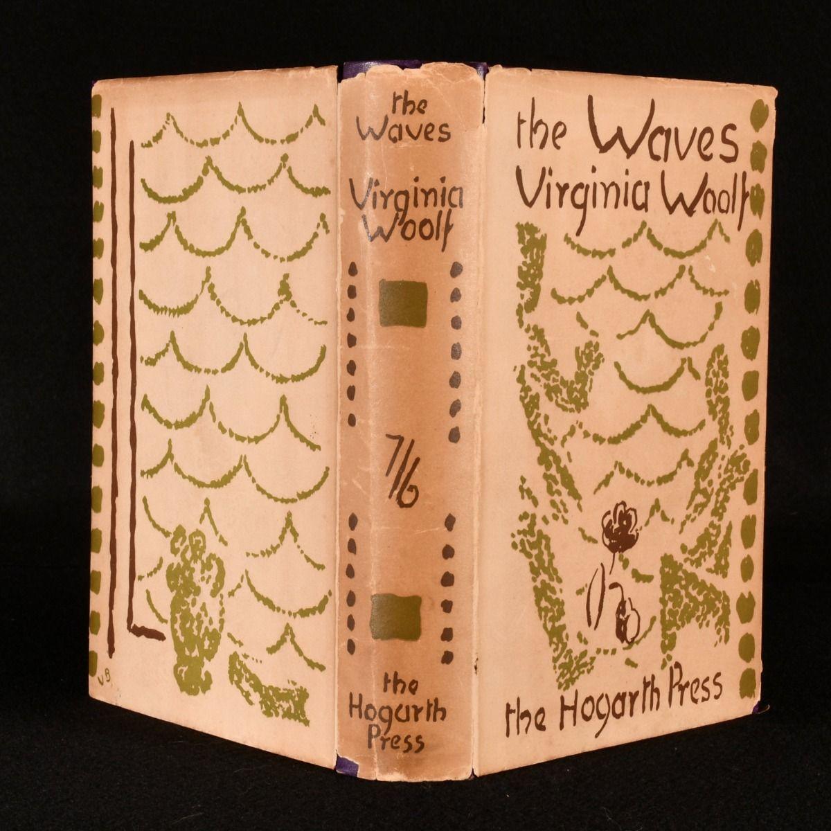 Eine schöne erste Ausgabe dieses experimentellen Romans von Virginia Woolf, einer ihrer rätselhaftesten Veröffentlichungen, hier in der ursprünglichen schön gestalteten Schutzumschlag von Vanessa Bell.

Die erste Ausgabe, erster Abdruck dieses