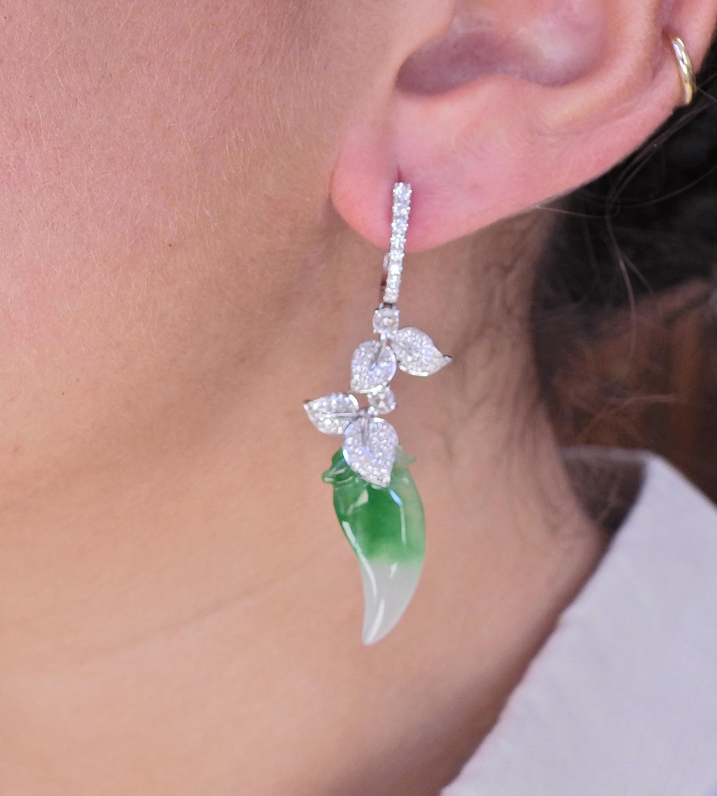 19.31ctw Jadeite sculpté Jade Diamant Boucles d'oreilles pendantes en or Excellent état - En vente à New York, NY