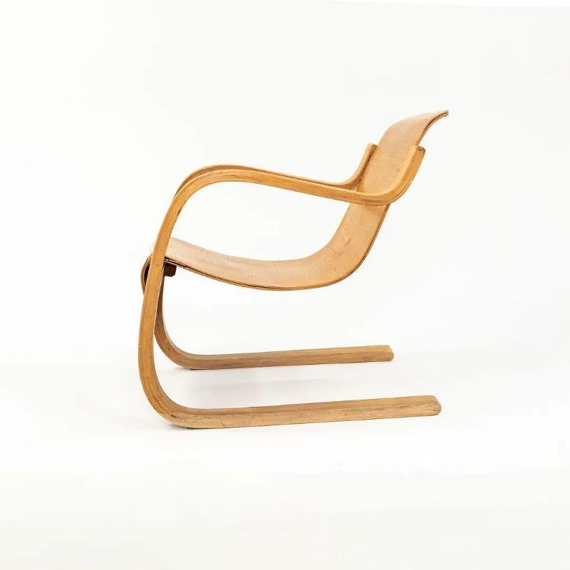 Dies ist ein ganz besonderer und ungewöhnlicher Stuhl. Es handelt sich um einen originalen Sessel 42, Small Paimio, der 1932 von Alvar Aalto und Aino Aalto für das Paimio Sanatorium entworfen wurde. Dieses besondere Stück stammt ungefähr aus der