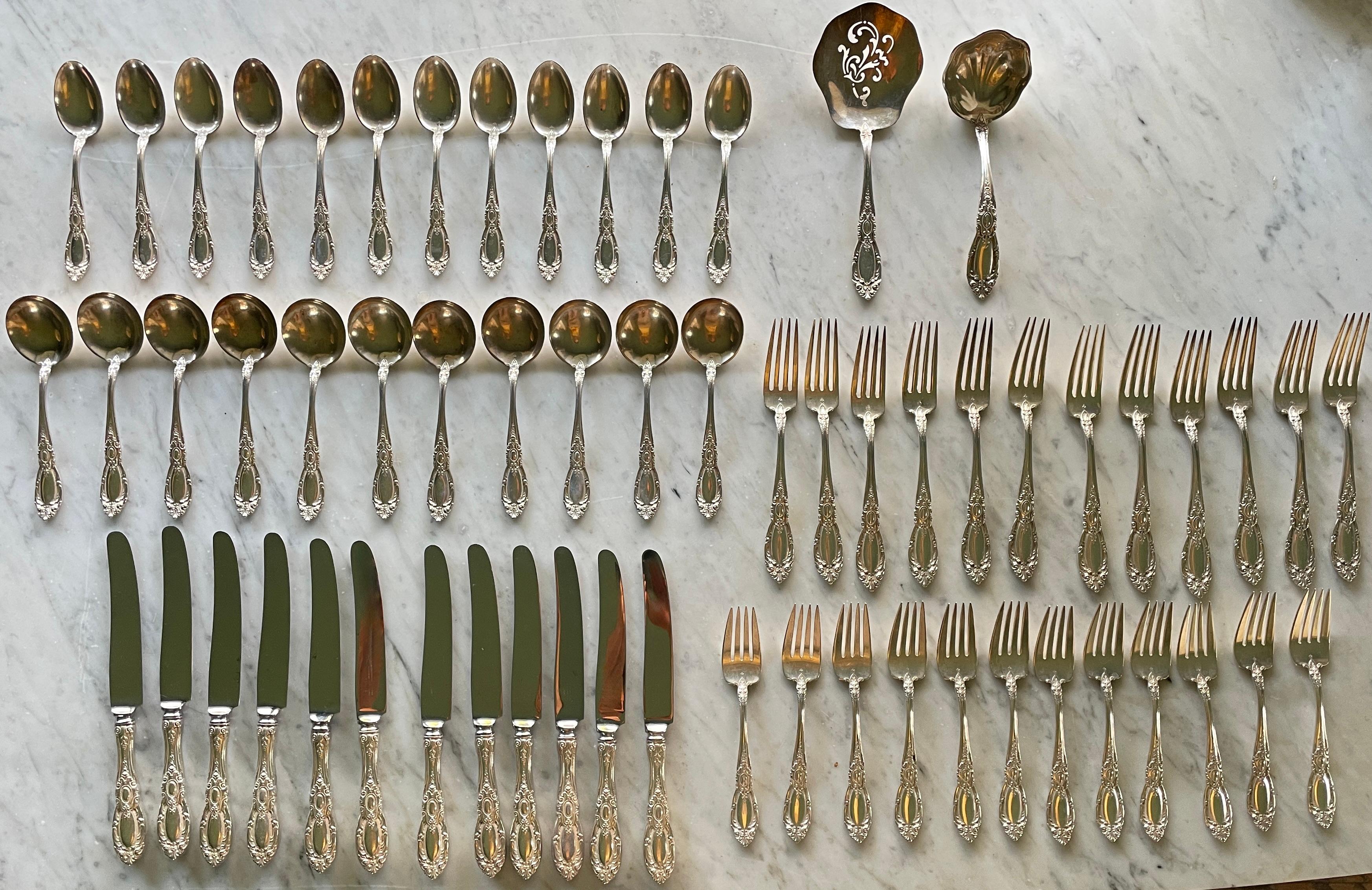 1932 King Richard Towle Sterling Silber Besteck Set mit 61 Teilen.
ALMOST 12 PLACE SETTINGS (Es fehlt ein Suppenlöffel!)
Nur 11 Suppenlöffel, also nicht ganz 12 Gedecke.  Wir haben auch 2 Servierstücke abgebildet.

1  7 3/16
1 Sieblöffel 8
12 Messer