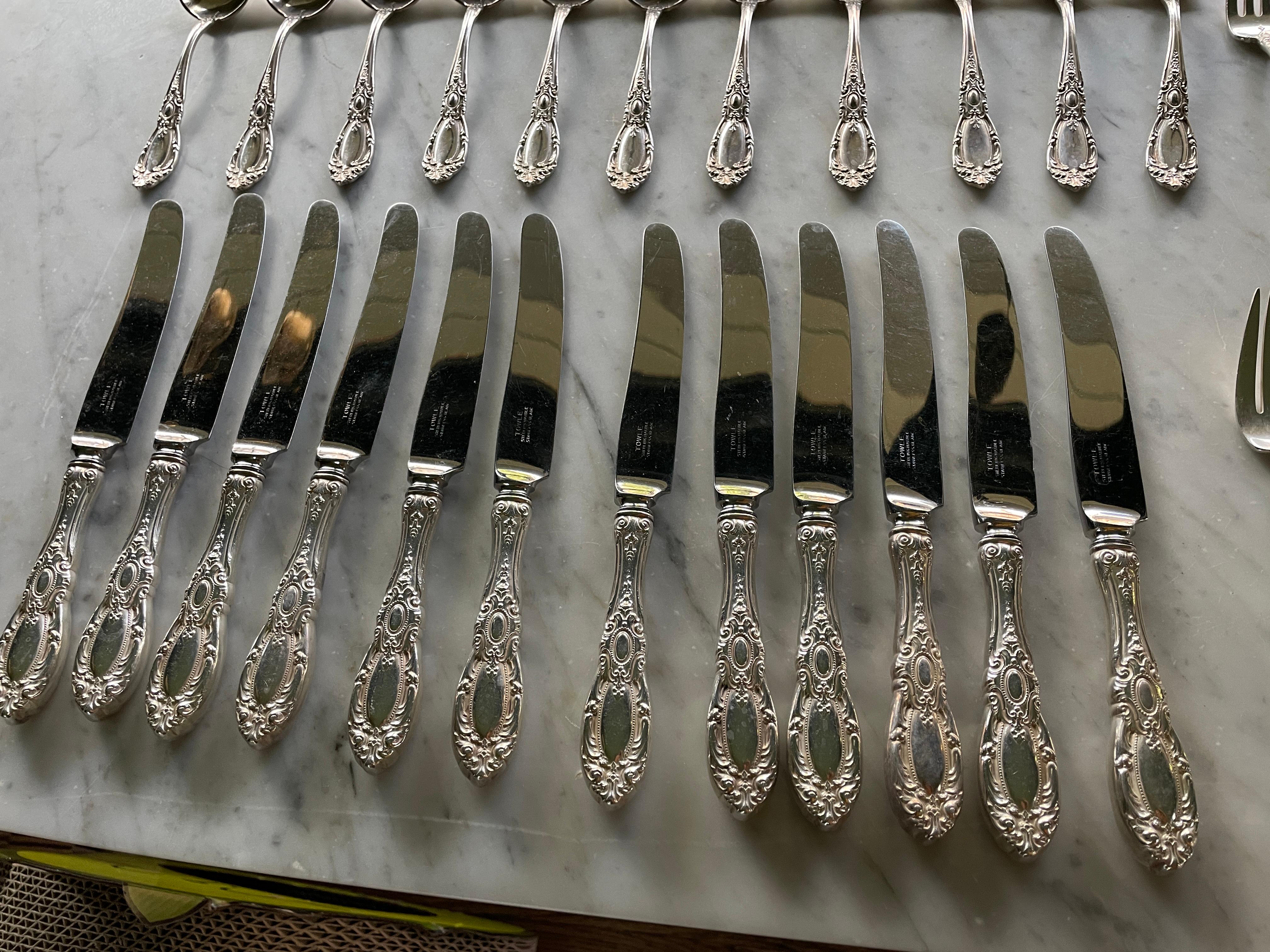 1932 King Richard Towle Sterling Silver Besteckset 61 Teile, 11,9 Garnituren (Gegossen) im Angebot