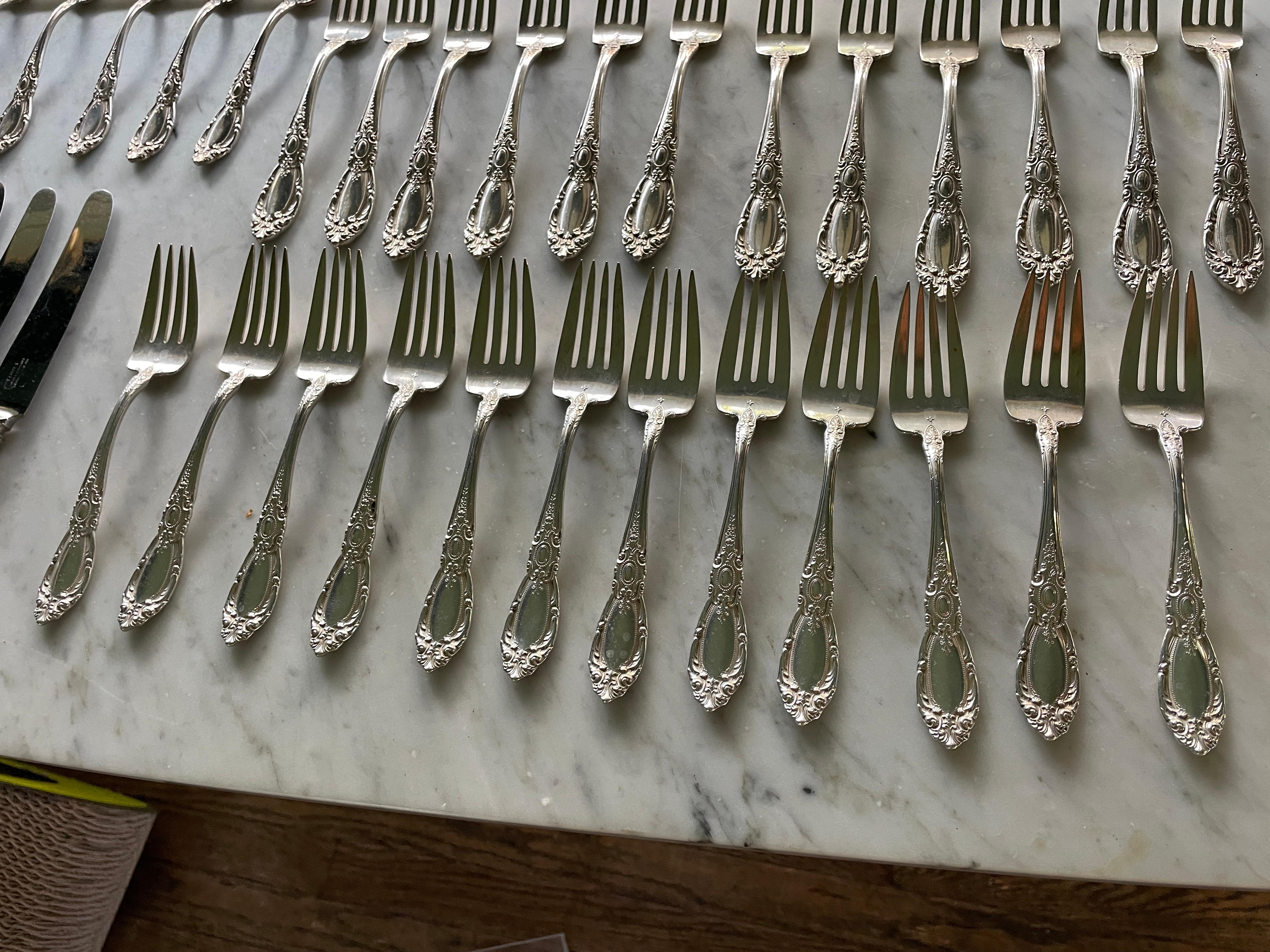 1932 King Richard Towle Sterling Silver Besteckset 61 Teile, 11,9 Garnituren im Zustand „Relativ gut“ im Angebot in Hyattsville, MD