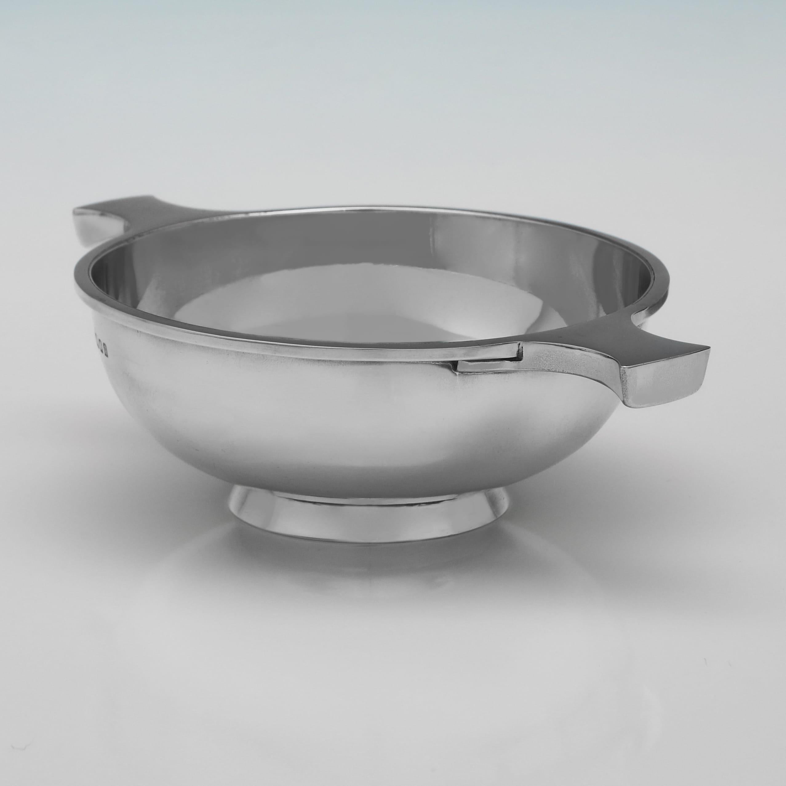 Marchiato a Londra nel 1932 da I.L.A. Crichton, questo elegante quaich in argento sterling ha la tradizionale forma circolare bassa, con due manici e un corpo liscio e lucido. Poggiato su un piede a pinza, misura 2