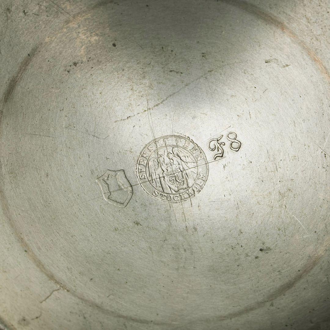 Lucidato 1932 Piatto con piede in peltro lucido inciso con ghirlande e stelle di Svenskt Tenn in vendita