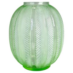 1932 René Lalique - Vase Art Greene Green Green Biskra Patine blanche