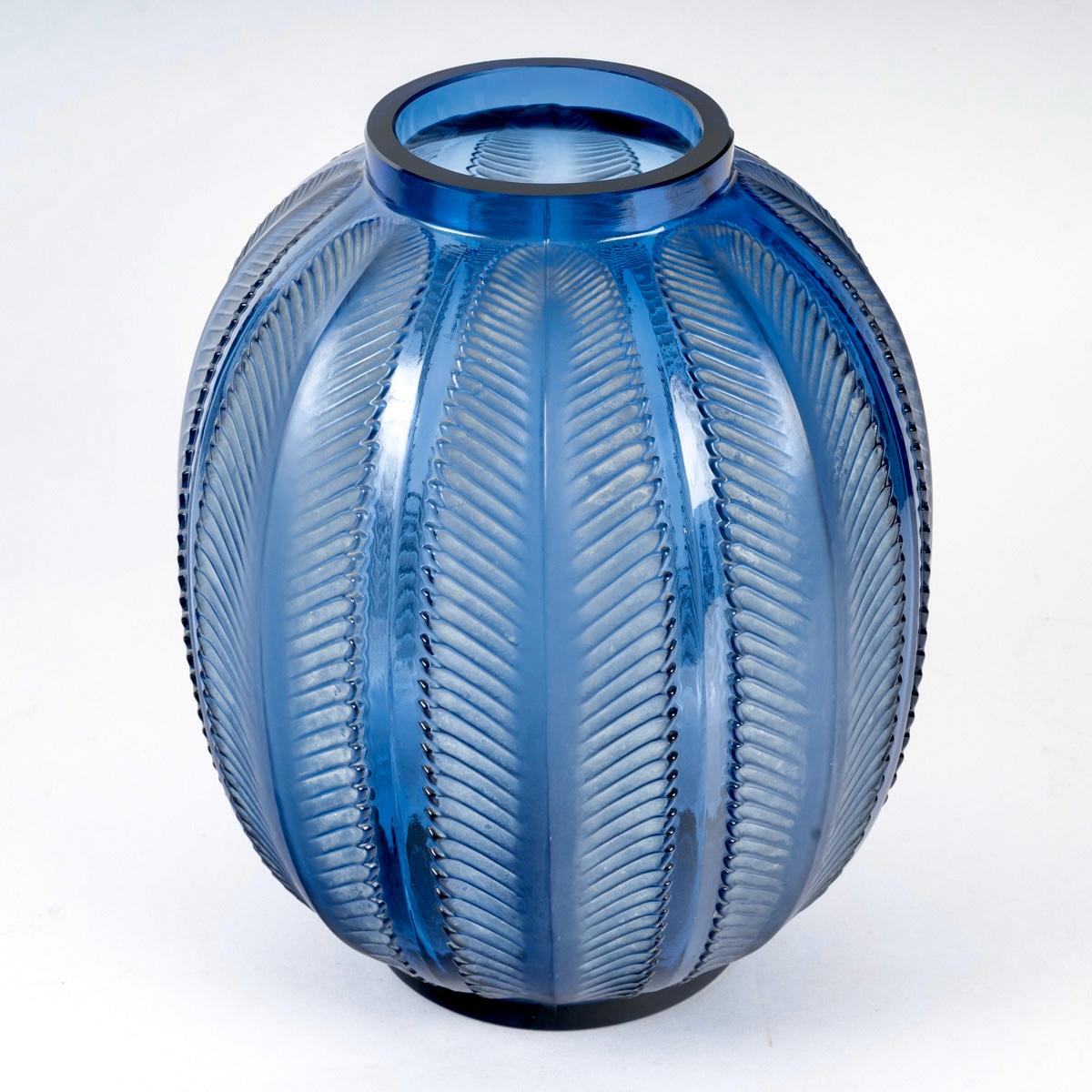1932 René Lalique - Jarrón Art Déco Biskra Vidrio azul marino con pátina blanca Art Decó en venta