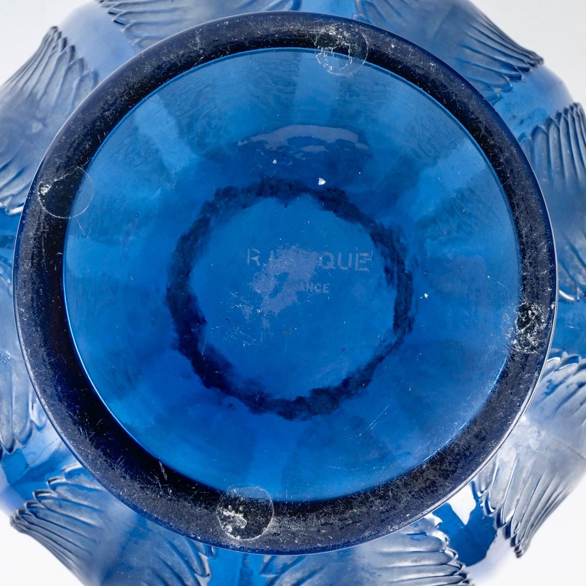 1932 René Lalique - Jarrón Art Déco Biskra Vidrio azul marino con pátina blanca Moldeado en venta