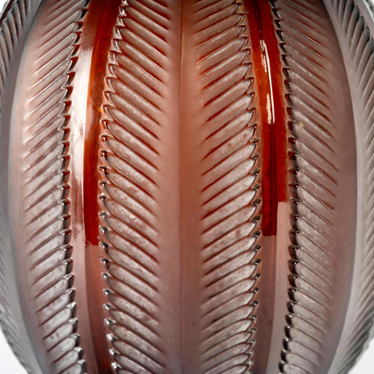 1932 René Lalique - Jarrón Art Déco Biskra Vidrio ámbar rojo con pátina blanca Art Decó en venta