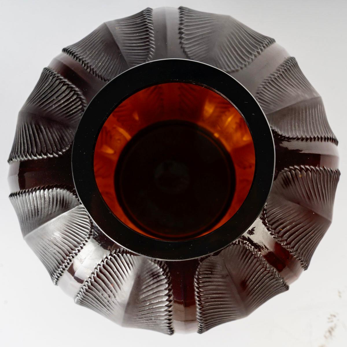 1932 René Lalique - Jarrón Art Déco Biskra Vidrio ámbar rojo con pátina blanca Francés en venta