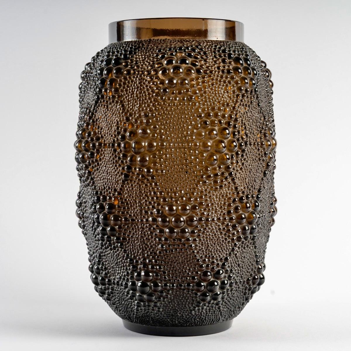 Molded 1932 René Lalique - Art Deco Vase Davos Topaz Gold Glass For Sale