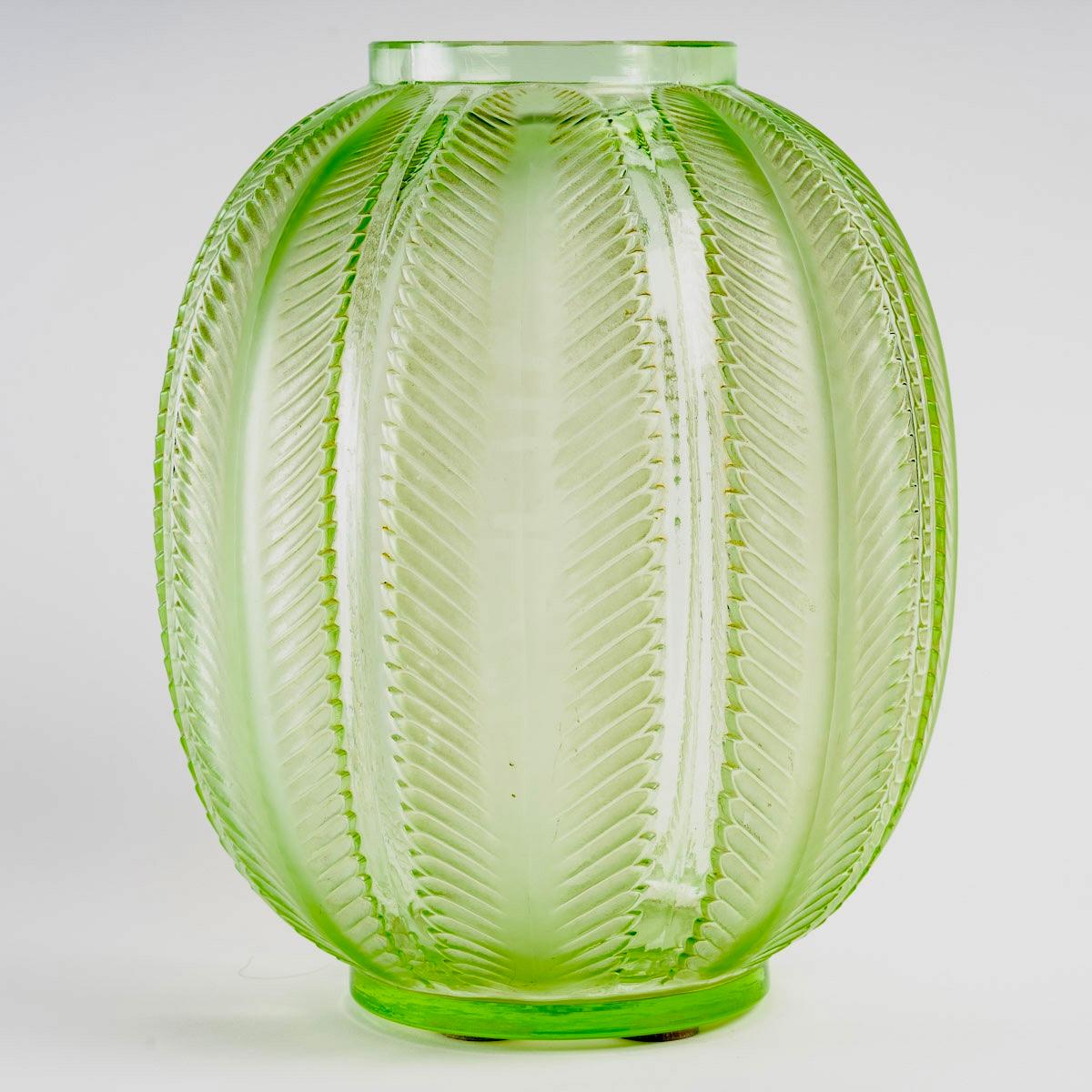 1932 René Lalique, Biskra Vase in Lime Green Glass