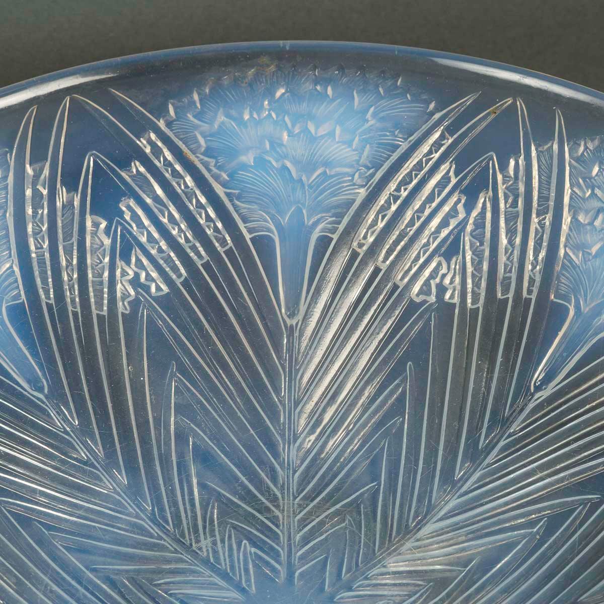 Art Deco 1932 René Lalique - Bowl Plate Dish Oeillets Opalescent Glass Carnations For Sale