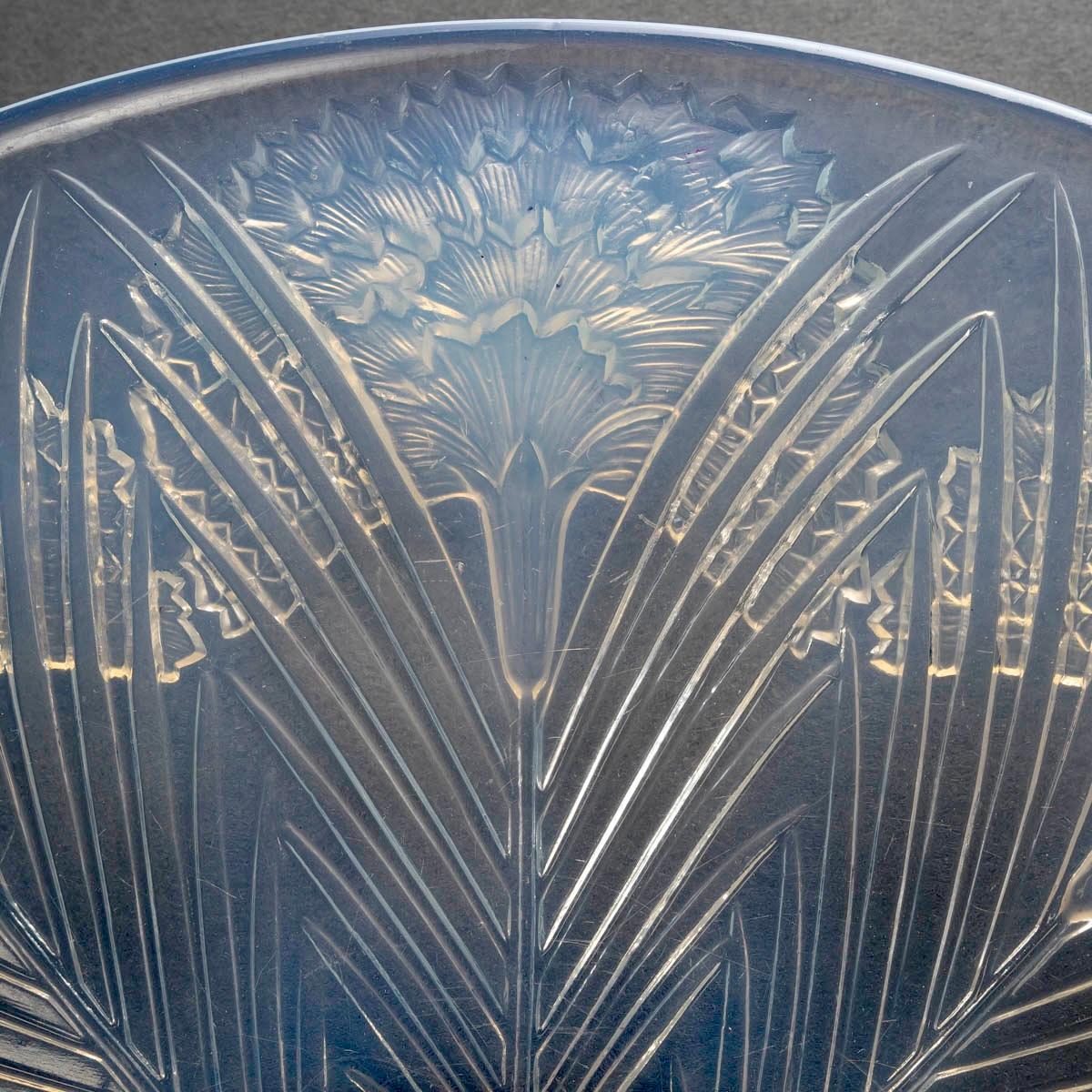 European 1932 René Lalique - Bowl Plate Dish Oeillets Opalescent Glass Carnations For Sale