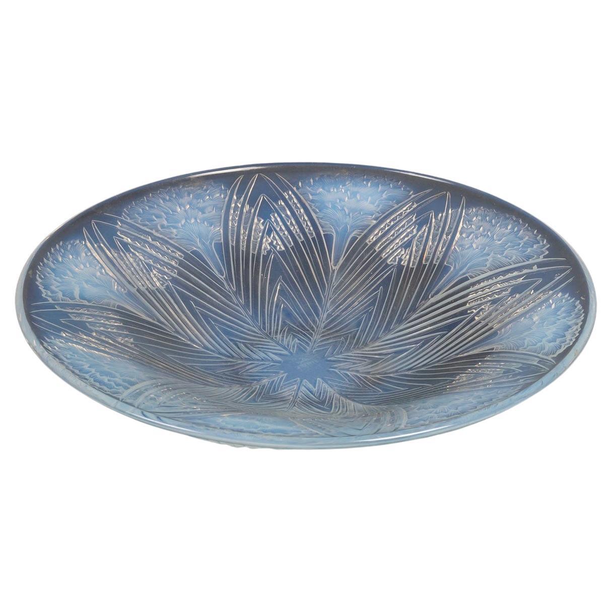 1932 René Lalique - Bowl Plate Dish Oeillets Opalescent Glass Carnations For Sale