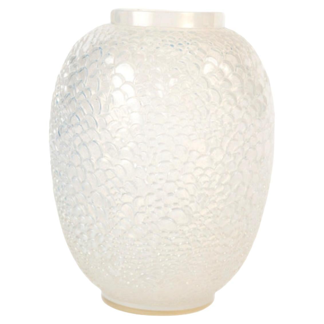 1932 Rene Lalique - Jarrón de cristal opalescente "Ecailles en venta