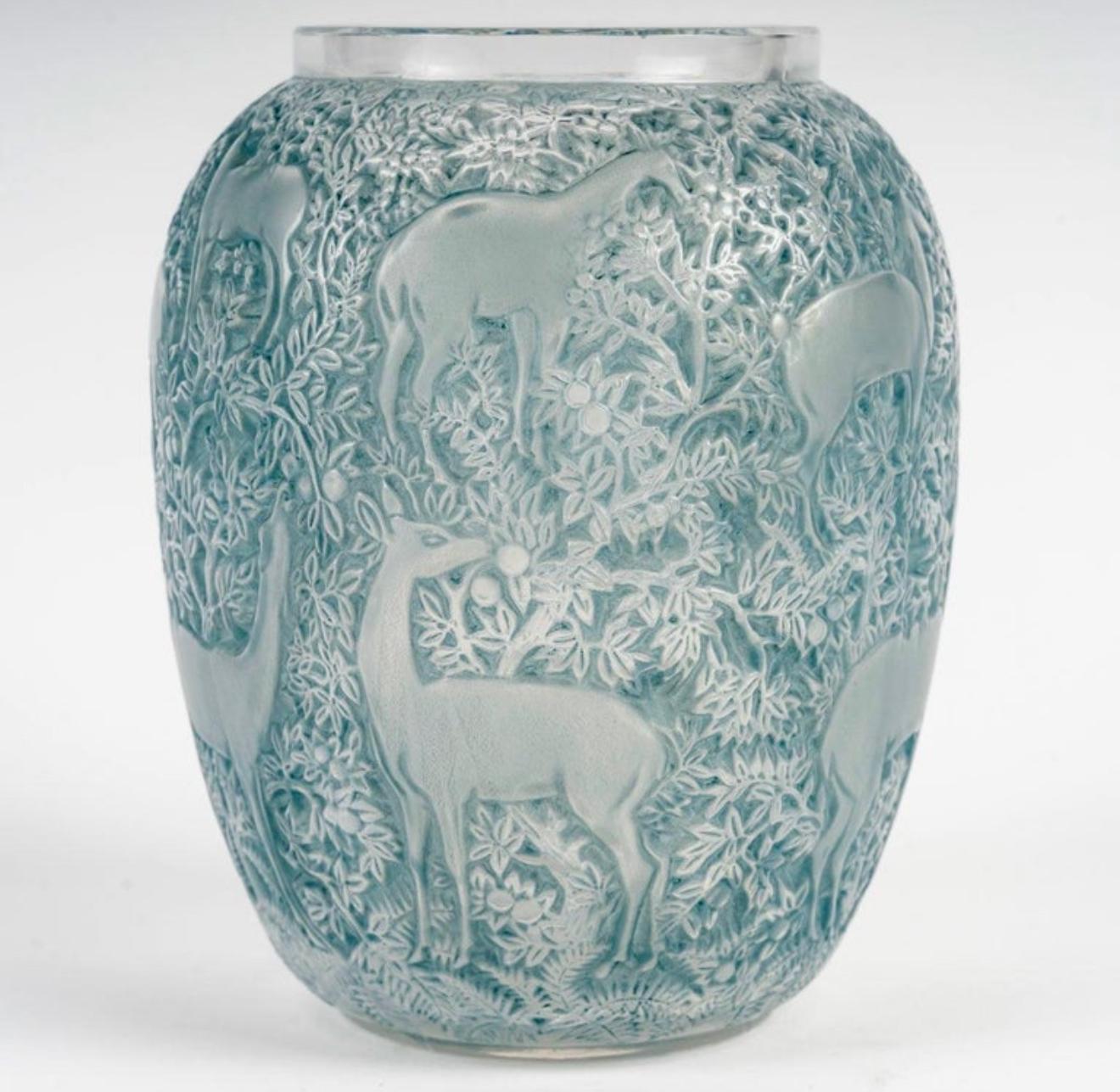 1932 René Lalique Original Vase Biches Deers Glas mit blauer Patina (Art déco)