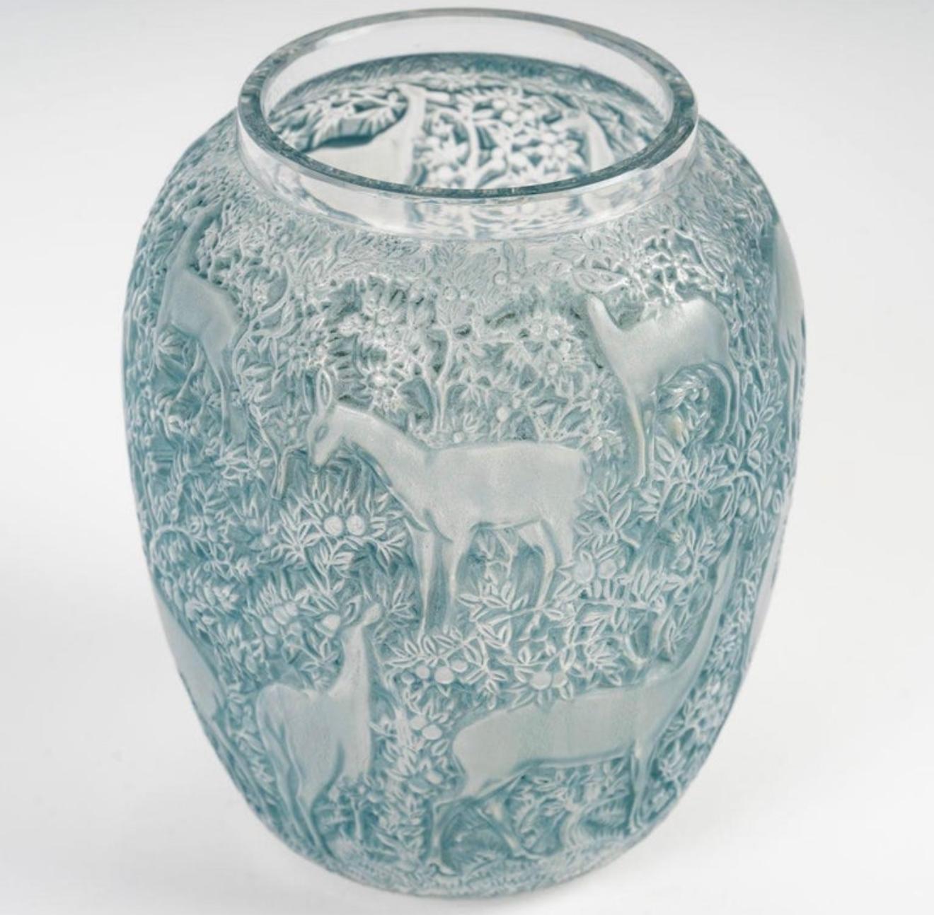 1932 René Lalique Original Vase Biches Deers Glas mit blauer Patina (Geformt)