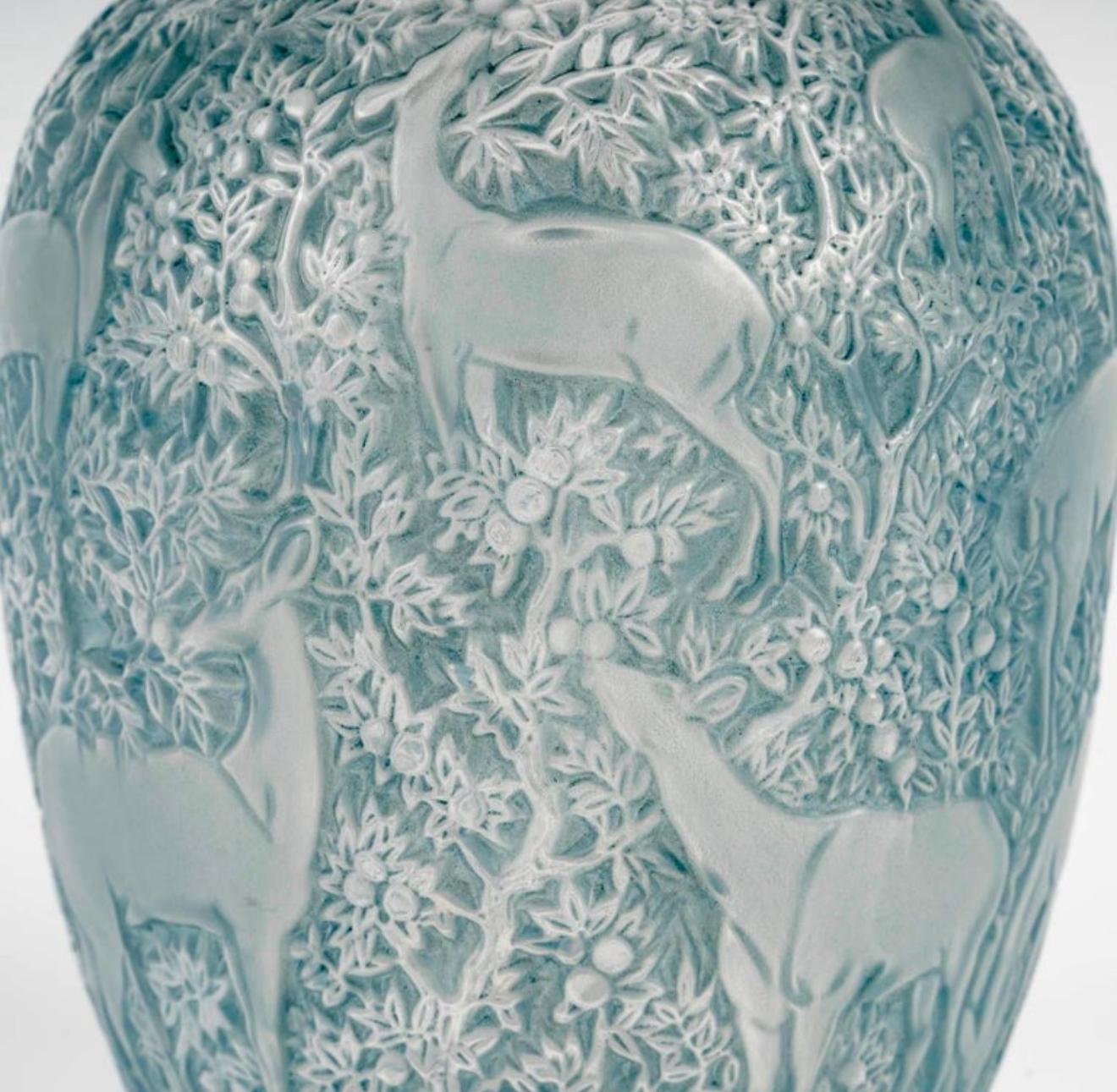 1932 René Lalique Original Vase Biches Deers Glas mit blauer Patina im Zustand „Gut“ in Boulogne Billancourt, FR