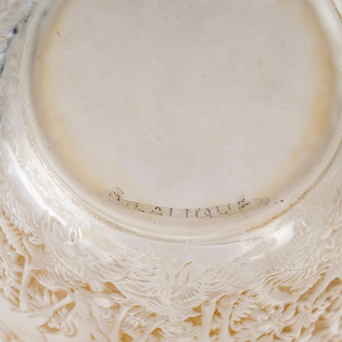 Metà XX secolo 1932 René Lalique Vaso originale in vetro Biches Deers con patina seppia