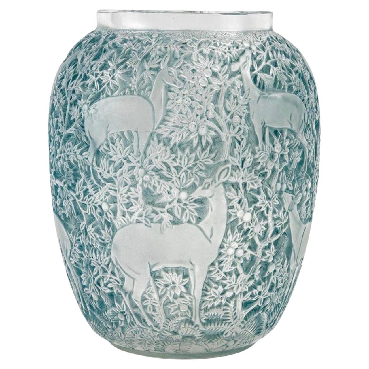 1932 René Lalique, Original Vase Biches Milchglas mit blauer Patina