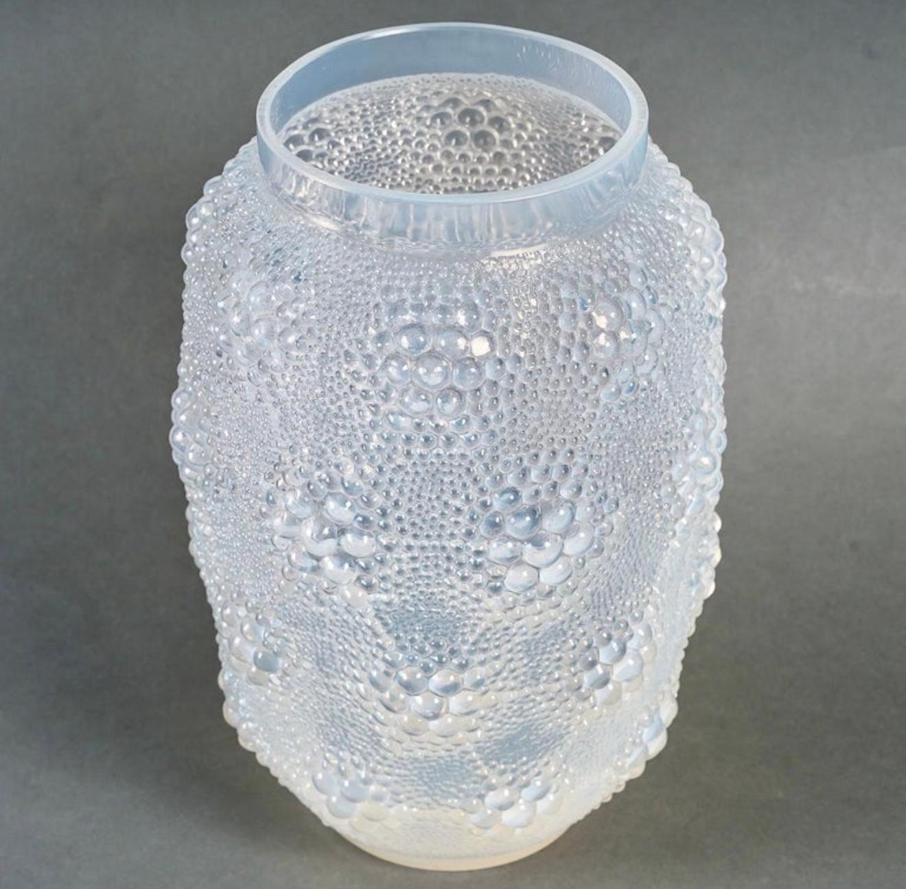 1932 René Lalique - Paar Art Deco Vasen Davos Überfangglas Opaleszierend (Art déco) im Angebot