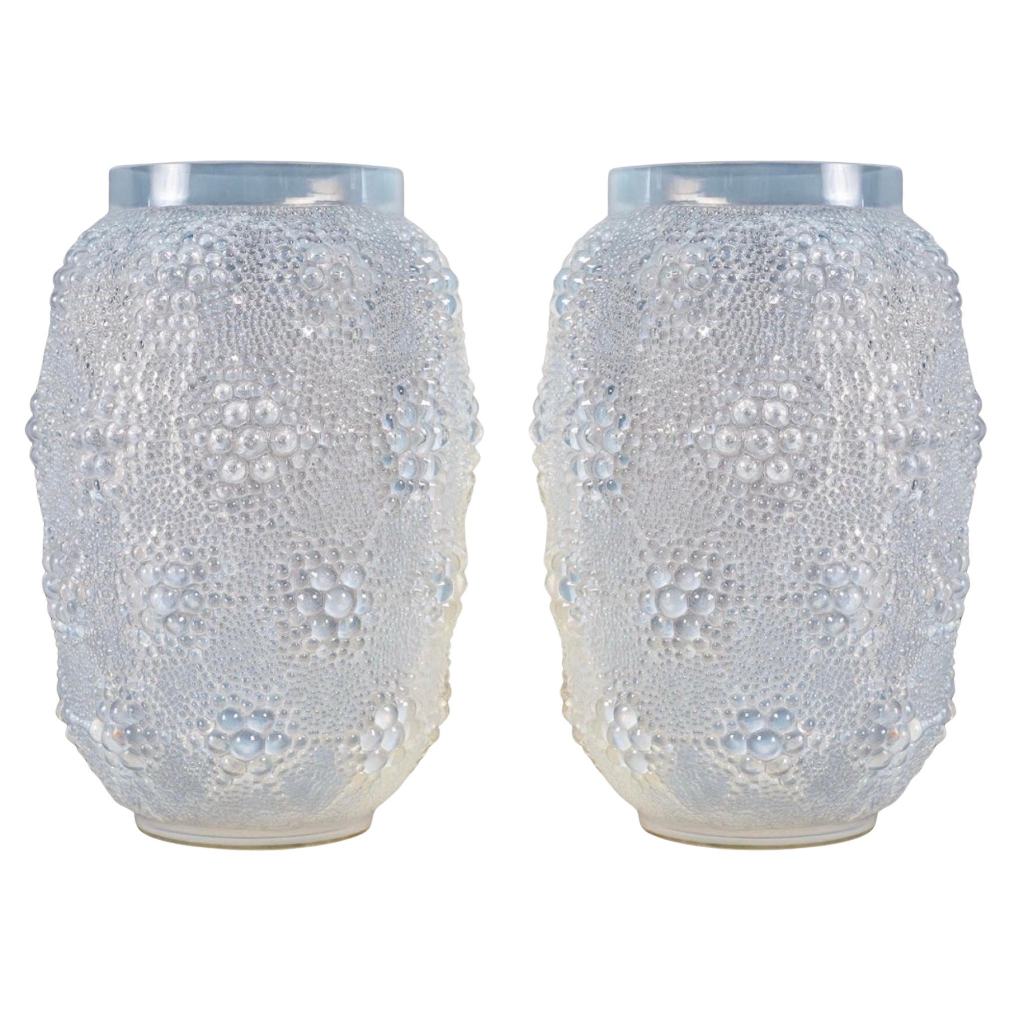 1932 René Lalique - Paar Art Deco Vasen Davos Überfangglas Opaleszierend im Angebot