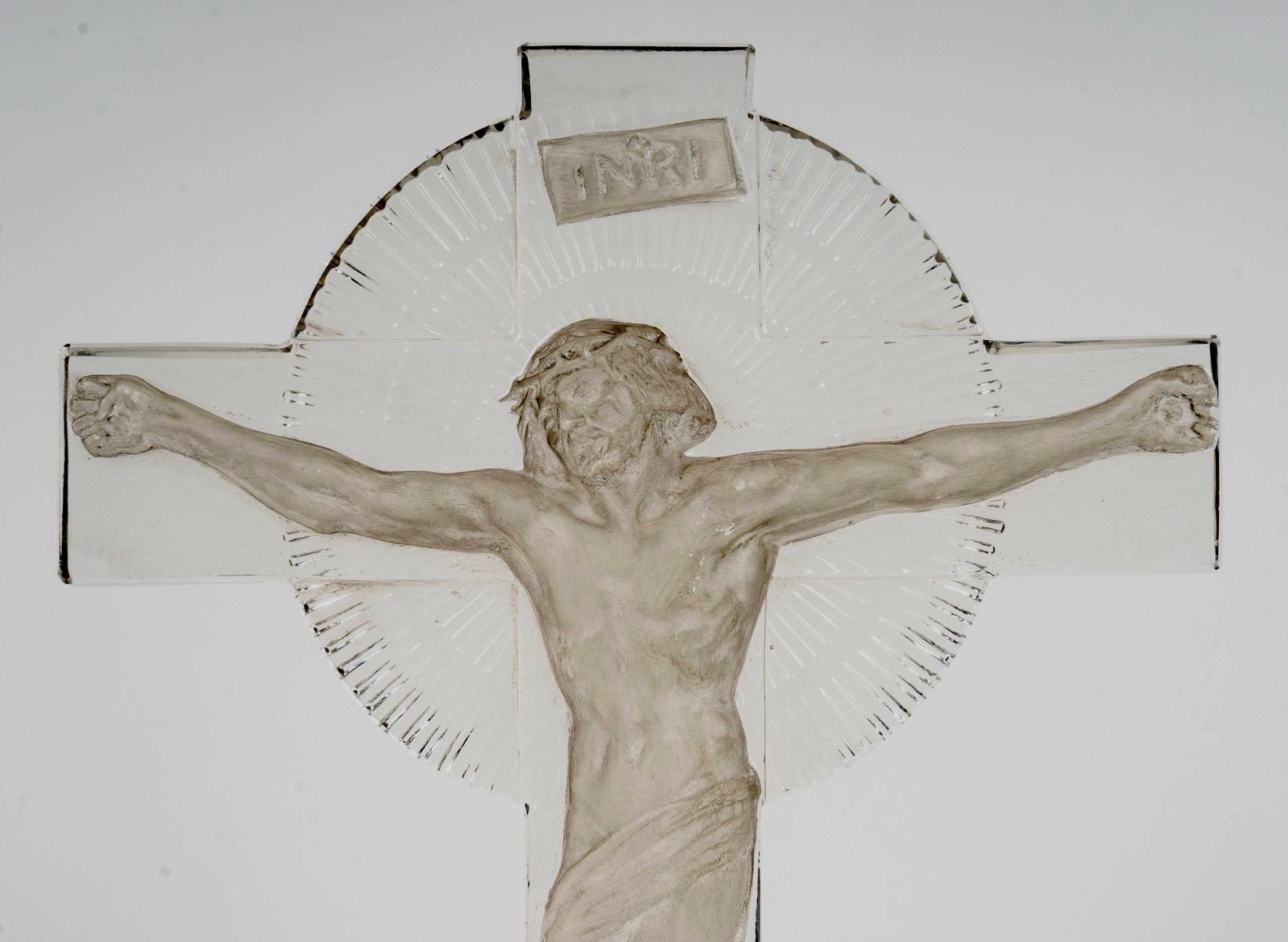 Art Déco 1932 René Lalique Statua Crocifisso Cristo in vetro con patina grigia in vendita