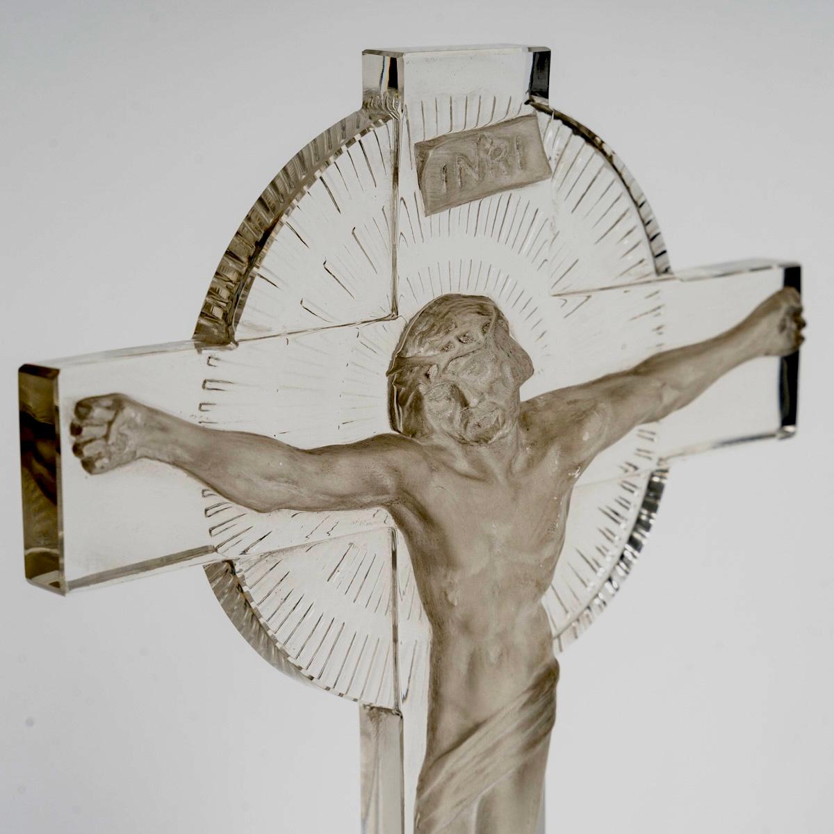 Francese 1932 René Lalique Statua Crocifisso Cristo in vetro con patina grigia in vendita