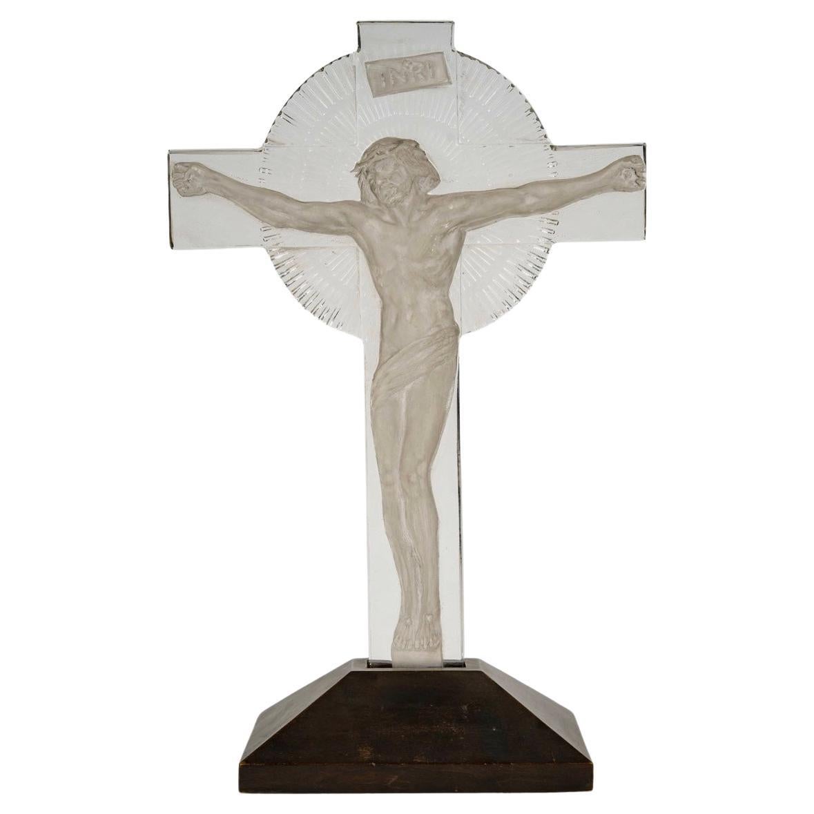 1932 René Lalique Statue Crucifix Christ Verre avec Patine grise