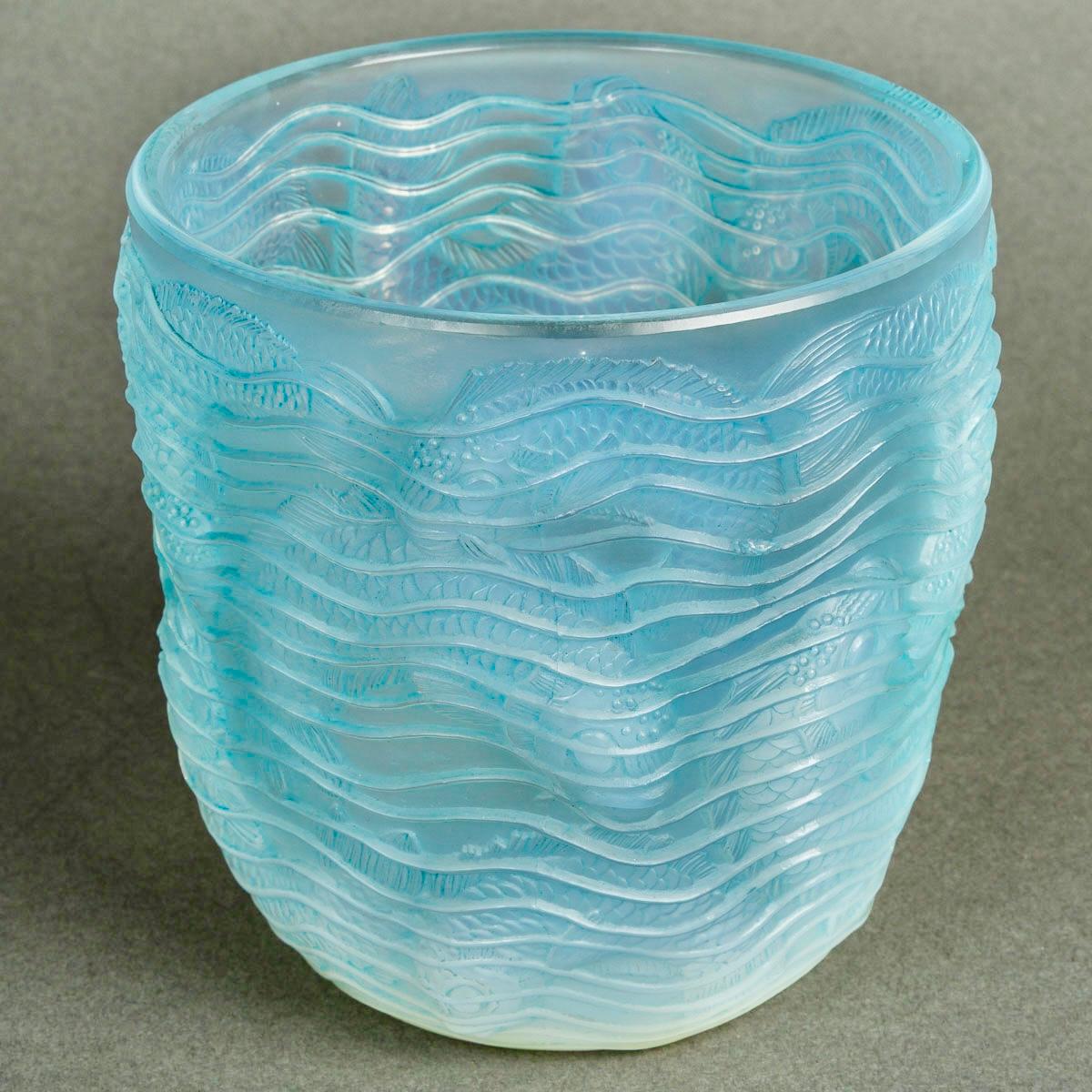 Art Déco Vaso Dauphins Dolphins del 1932 di René Lalique in vetro opalescente e patina blu in vendita