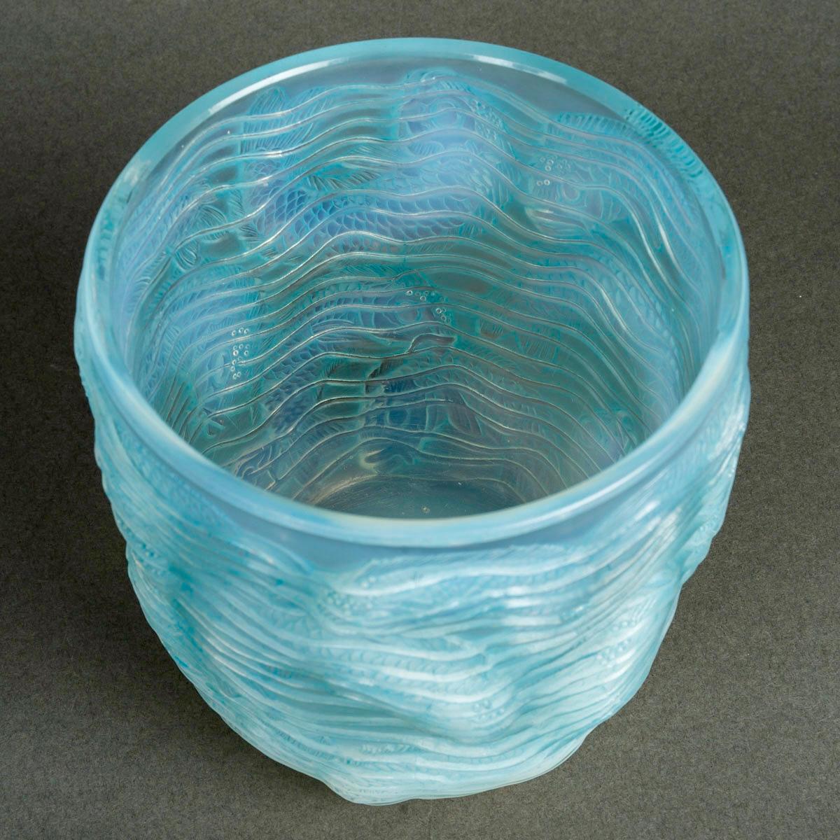 Francese Vaso Dauphins Dolphins del 1932 di René Lalique in vetro opalescente e patina blu in vendita